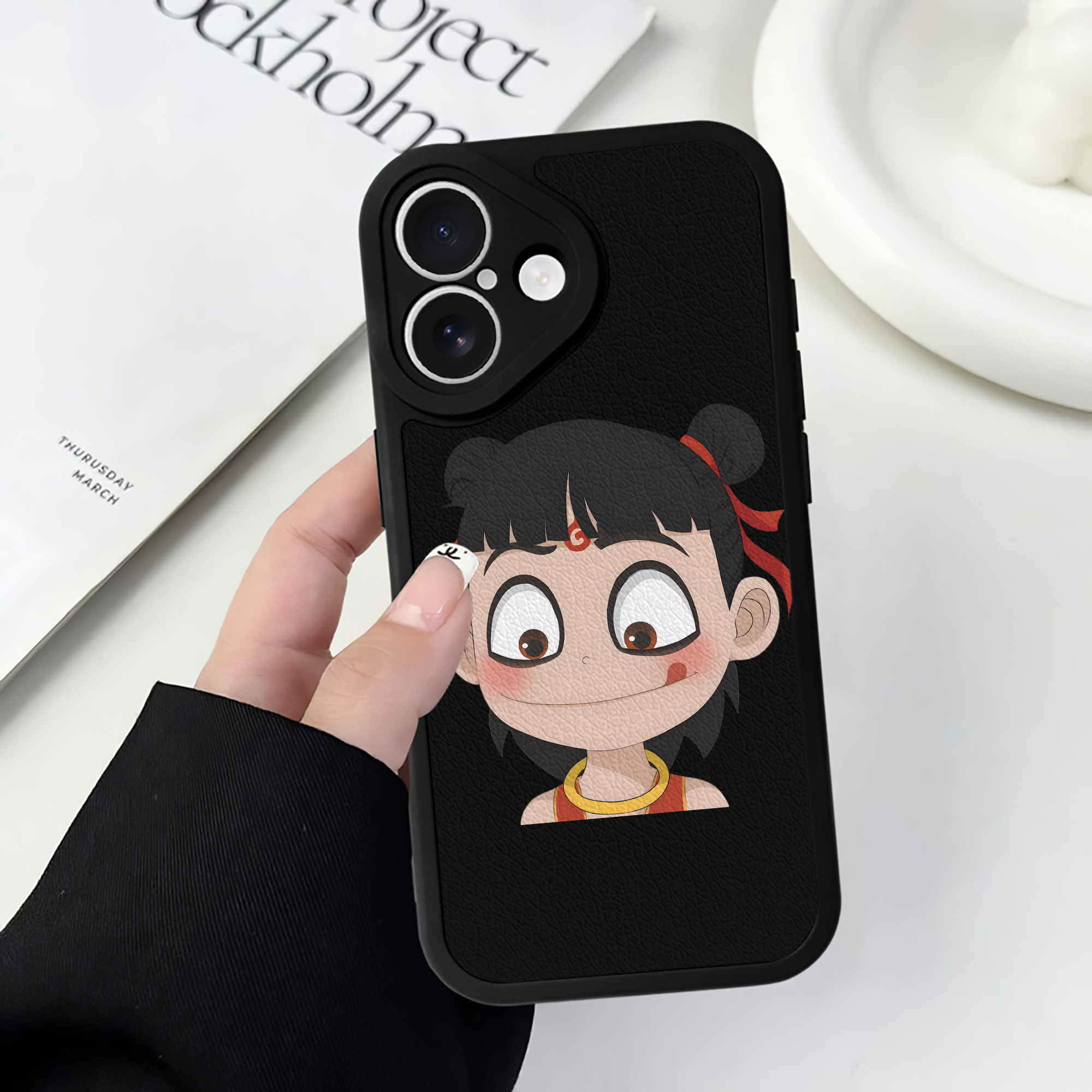 （画像用） Ne Zha 2 ナタ 魔童の大暴れ 【iPhone 16シリーズ対応】シリコンスマホケース（レザー調） 材質：シリコン